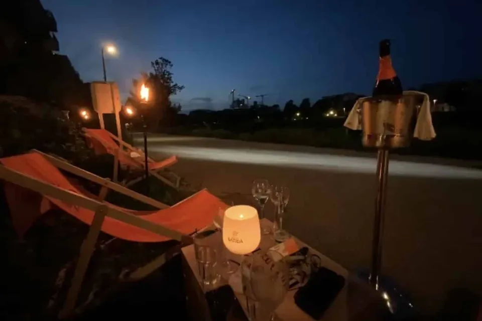 Terrasse am Abend mit Kerzenlicht und Weinkühler